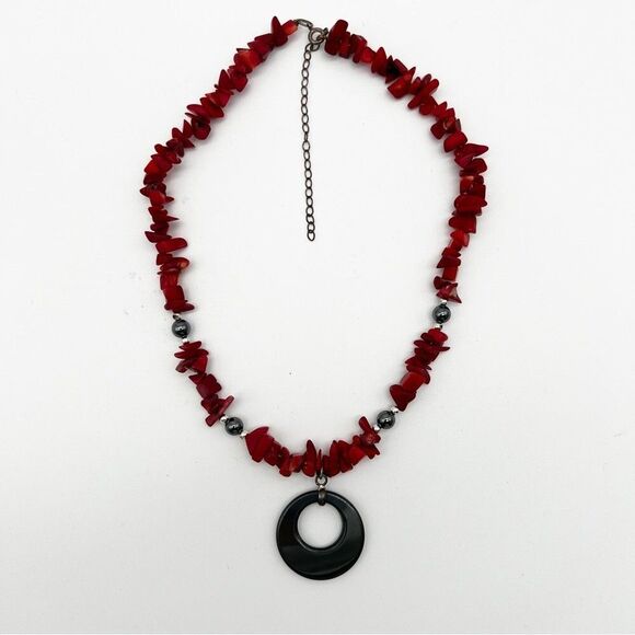 Red Stone Chip Gunmetal Gray Circle Pendant Fashion Necklace 15.5” - Picture 6 of 7